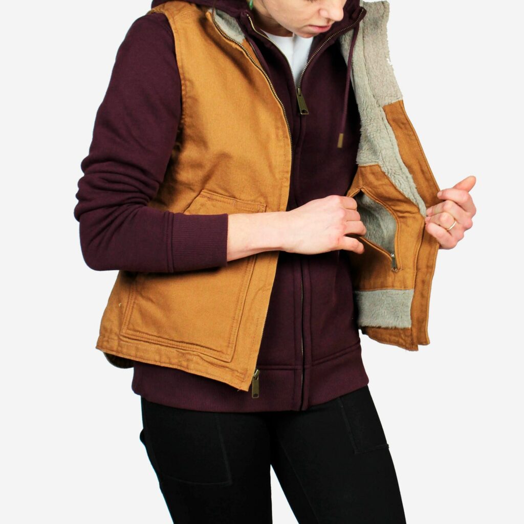 carhartt_sherpa_lined_mock_neck_vest_kvinde_brun_104224_211_højre-min